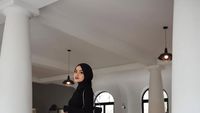 8 Ide Outfit OOTD Hitam Putih ala Sashfir Pakai Hijab Pashmina Meleyot