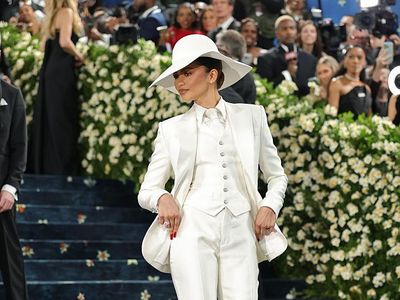 Foto: 12 Artis dengan Gaya Terbaik Sesuai Tema Met Gala 2025