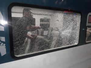 Viral Kereta Api Medan-Kualanamu Dilempar Batu hingga Kaca Retak Viral Kereta Api Medan-Kualanamu Dilempar Batu hingga Kaca Retak