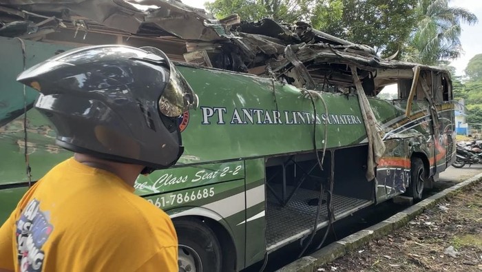 Kecelakaan bus ALS di Padang Panjang. (Jeka Kampai/detikSumut) Kecelakaan bus ALS di Padang Panjang. (Jeka Kampai/detikSumut) bus als terbalik