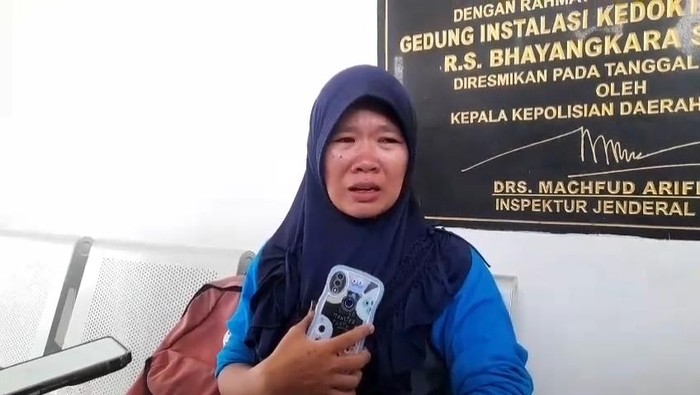 Korban kecelakaan motor dan truk Surabaya Sri Sunarsih menangis dikala menceritakan anaknya jadi korban tewas kecelakaan di Jalan A Yani, Surabaya