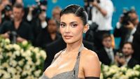 Kylie Jenner Sendirian di Met Gala 2025