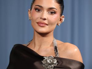 Gaya Seksi Kylie Jenner di Pernikahan Jeff Bezos Dianggap Menyalahi Etika Gaya Seksi Kylie Jenner di Pernikahan Jeff Bezos Dianggap Menyalahi Etika