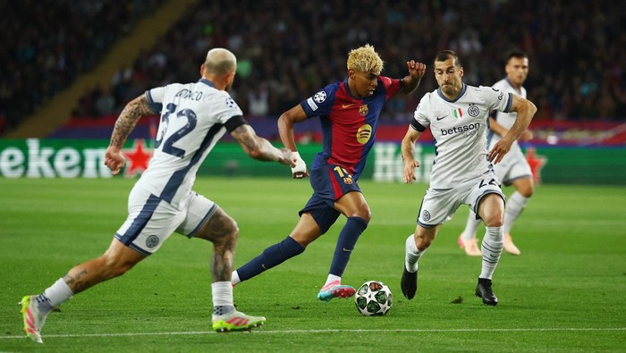 Soccer Football - Champions League - Semi Final - First Leg - FC Barcelona v Inter Milan - Estadi Olimpic Lluis Companys, Barcelona, Spain - April 30, 2025 FC Barcelonas Lamine Yamal in action before scores their first goal REUTERS/Albert Gea