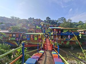 Mural Warna-warni Selimuti Ratusan Rumah di Lembur Katumbiri Bandung Mural Warna-warni Selimuti Ratusan Rumah di Lembur Katumbiri Bandung