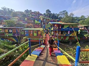 Catatan Pinggir di Balik Warna-warni Lembur Katumbiri Bandung Catatan Pinggir di Balik Warna-warni Lembur Katumbiri Bandung