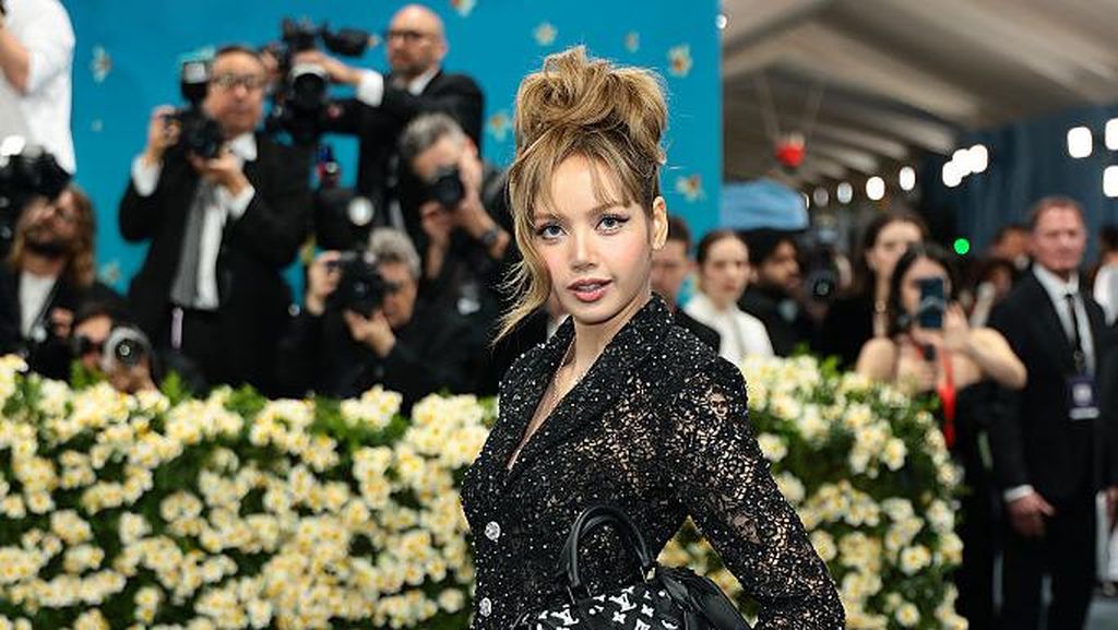 Adu Gaya Member BLACKPINK di Met Gala: Lisa Pamer Tas LV, Jennie Pakai Tuxedo Adu Gaya Member BLACKPINK di Met Gala: Lisa Pamer Tas LV, Jennie Pakai Tuxedo