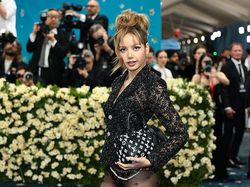 Adu Gaya Member BLACKPINK di Met Gala: Lisa Pamer Tas LV, Jennie Pakai Tuxedo
