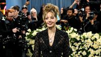 Foto: Lisa BLACKPINK Tampil dengan No-Pants Look di MET Gala 2025