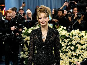 Foto: Lisa BLACKPINK Tampil dengan No-Pants Look di MET Gala 2025