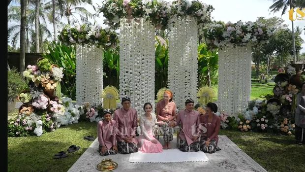 Acara siraman Luna Maya.