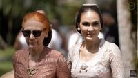 10 Momen Luna Maya Siraman: Cium Kaki Ibu dan Digendong 2 Kakak
