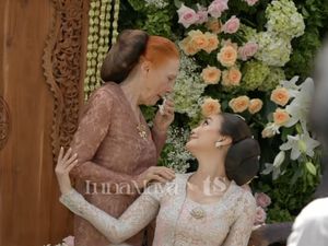 Tangis Luna Maya Pecah di Hadapan Ibu Saat Siraman Jelang Pernikahan