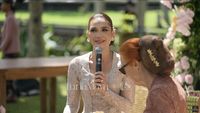 Potret Luna Maya dengan Riasan Paes Tipis
