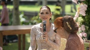 Potret Luna Maya dengan Riasan Paes Tipis