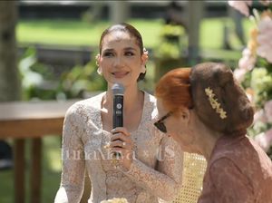 Potret Luna Maya dengan Riasan Paes Tipis Potret Luna Maya dengan Riasan Paes Tipis