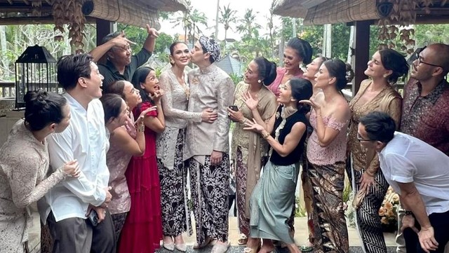 Berita Viral Selebriti dari InsertLive : Terpopuler: Pasangan Artis Baru di Nikahan Luna-Maxime Vs Penampilan Anak RIdwan Kamil