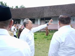 Menko Zulhas Mau Ubah Sekolah Terbengkalai Jadi Koperasi Merah Putih