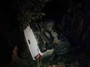 Mobil di Luwu Utara Terjun ke Jurang Saat Sopir Hendak Nyalakan Rokok Mobil di Luwu Utara Terjun ke Jurang Saat Sopir Hendak Nyalakan Rokok