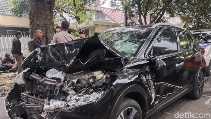 Mobil Nissan hitam yang terlibat kecelakaan janjkematian dan menewaskan seorang pelajar SMAN 5 Bandung Mobil Nissan hitam yang terlibat kecelakaan janjkematian dan menewaskan seorang pelajar SMAN 5 Bandung.