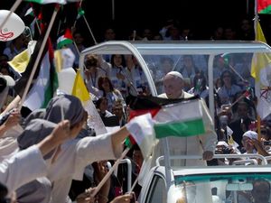 Mobil Paus Jadi Klinik Kesehatan Keliling untuk Anak-anak Gaza