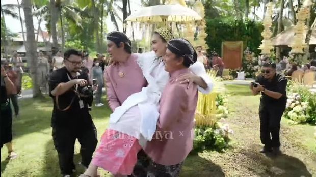 Momen Siraman Luna Maya
