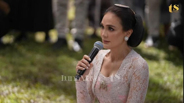 Gosip Terkini Selebriti Insertlive : Jalani Tradisi Pecah Kendi, Luna Maya Diprediksi Punya Anak Cowok