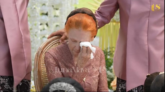 Berita Viral Selebriti dari InsertLive : Ibu & Kakak Nangis, 8 Momen Haru Sungkeman & Siraman Luna Maya Penuh Air Mata Bahagia