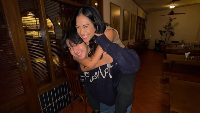 Berita Viral Selebriti dari InsertLive : Pacar Ari Irham Dapat Ronce Melati Luna Maya, Disuruh Segera Menikah