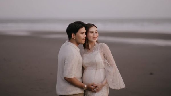 7 Foto Maternity Aaliyah Massaid di Tepi Pantai, Elegan Dengan Dominasi Putih