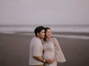 7 Foto Maternity Aaliyah Massaid di Tepi Pantai, Elegan Dengan Dominasi Putih 7 Foto Maternity Aaliyah Massaid di Tepi Pantai, Elegan Dengan Dominasi Putih