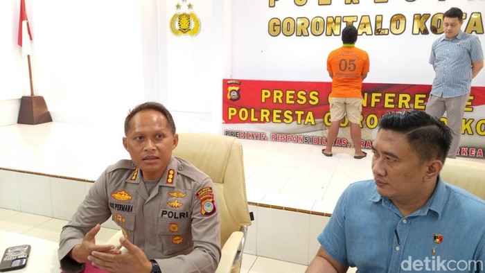 Polisi merilis penangkapan lelaki penikam debt collector di Gorontalo. Polisi merilis penangkapan lelaki penikam debt collector di Gorontalo.
