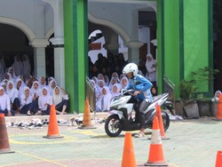 Keseruan Santri di Trenggalek Diberi Pelatihan Lalu Lintas