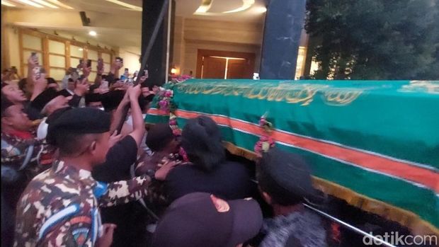 Ribuan pelayat mengiringi pemberangkat mayit Alamudin Dimyati Rois atau Gus Alam dari rumah murung menuju Masjid Al Mutaqqin Kaliwungu untuk disalatkan, Selasa (06/05/2025).