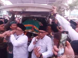 Ribuan Pelayat Iringi Jenazah Anggota DPR Gus Alam ke Pemakaman Ribuan Pelayat Iringi Jenazah Anggota DPR Gus Alam ke Pemakaman