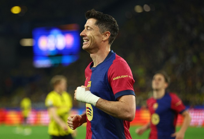 Soccer Football - Champions League - Quarter Final - Second Leg - Borussia Dortmund v FC Barcelona - Signal Iduna Park, Dortmund, Germany - April 15, 2025 FC Barcelonas Robert Lewandowski celebrates their first goal, an own goal scored by Borussia Dortmunds Ramy Bensebaini REUTERS/Thilo Schmuelgen