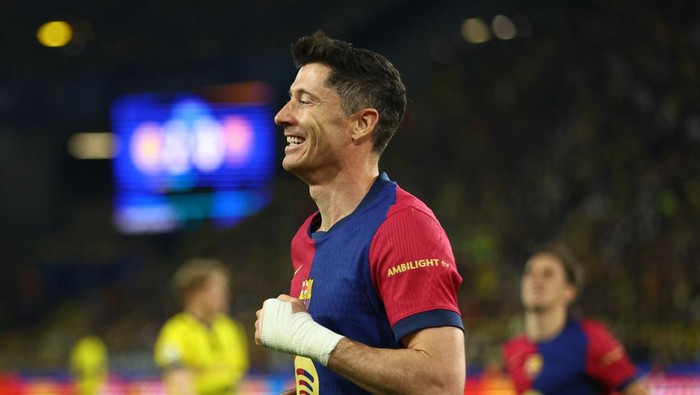 Soccer Football - Champions League - Quarter Final - Second Leg - Borussia Dortmund v FC Barcelona - Signal Iduna Park, Dortmund, Germany - April 15, 2025 FC Barcelonas Robert Lewandowski celebrates their first goal, an own goal scored by Borussia Dortmunds Ramy Bensebaini REUTERS/Thilo Schmuelgen