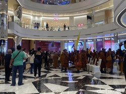 Tiba di Semarang, Rombongan Biksu Thudong Mampir Ngadem di Mal