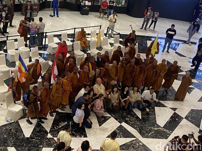 Rombongan Biksu Thudong tengah beristirahat di Queen City Mall, Kecamatan Semarang Tengah, Selasa (6/5/2025). Rombongan Biksu Thudong tengah beristirahat di Queen City Mall, Kecamatan Semarang Tengah, Selasa (6/5/2025).