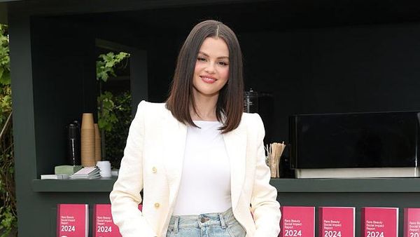 Inspirasi Gaya Smart Casual dari Selena Gomez, Padukan Blazer dan Flare Jeans
