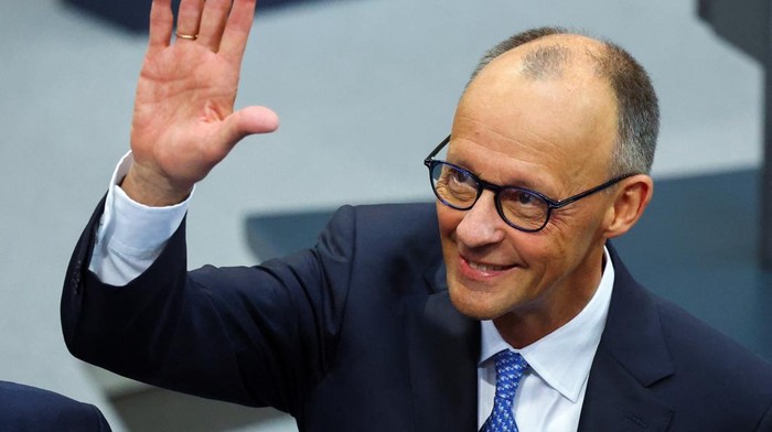 Pemimpin Partai Uni Demokrat Katolik (CDU),  Friedrich Merz tersenyum lebar usai terpilih selaku  kanselir Jerman.  Ia mengambil alih Olaf Scholz.