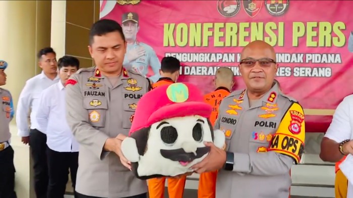 Seorang lelaki mencuri motor dengan modus menjadi badut keliling trend di medsos. Pelaku ditangkap Polres Serang. (dok Polres Serang) Seorang lelaki mencuri motor dengan modus menjadi badut keliling trend di medsos. Pelaku ditangkap Polres Serang. (dok Polres Serang)