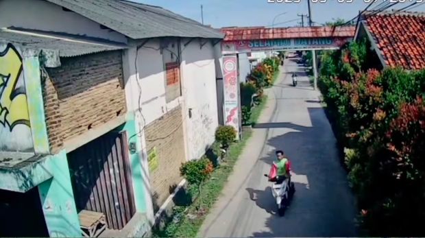 Seorang lelaki mencuri motor dengan modus menjadi badut keliling trend di medsos. Pelaku ditangkap Polres Serang. (dok Polres Serang)