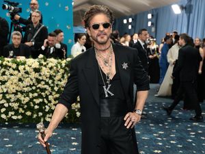 Debut Shah Rukh Khan di Met Gala: Leher Penuh Kalung-Bawa Tongkat Kepala Macan Debut Shah Rukh Khan di Met Gala: Leher Penuh Kalung-Bawa Tongkat Kepala Macan