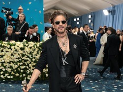 Alasan Shah Rukh Khan Akhirnya Nongol di Met Gala 2025