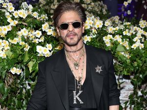 Kacau, Shah Rukh Khan Gak Dikenali di Met Gala 2025 Kacau, Shah Rukh Khan Gak Dikenali di Met Gala 2025