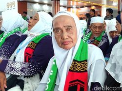 Nabung 14 Tahun dari Gaji Guru, Nenek Siti Berangkat Haji Tahun Ini