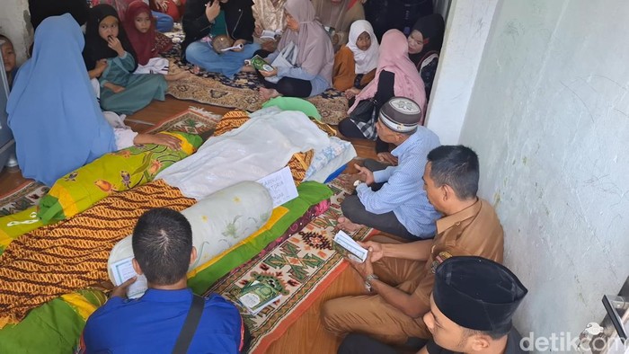 Suasana rumah sedih Zarnubi Viktoria, petugas damkar yang tewas usai kecelakaan di Musi Rawas.