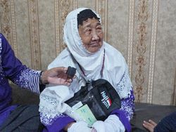 Cerita Supinah Tukang Pijat Bayi Asal Gresik Naik Haji di Usia 91 Tahun Cerita Supinah Tukang Pijat Bayi Asal Gresik Naik Haji di Usia 91 Tahun