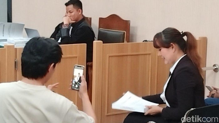 Terdakwa Isa Zega dikala menghadiri sidang pembacaan pledoi.